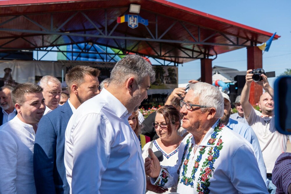 Ciolacu face băi de mulțime în Moldova, dar asta ”nu are nicio legătură cu candidatura”. Ce i-a spus unei starețe | FOTO - Imaginea 9