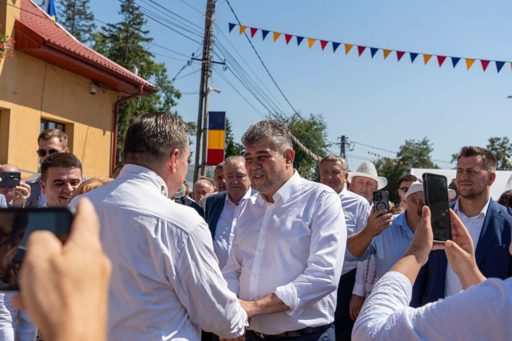 Ciolacu face băi de mulțime în Moldova, dar asta ”nu are nicio legătură cu candidatura”. Ce i-a spus unei starețe | FOTO - Imaginea 10