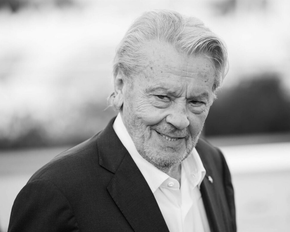 Presa internaţională îşi ia adio de la legendarul Alain Delon. „Cel mai frumos bărbat din istoria cinemaului” - Imaginea 1