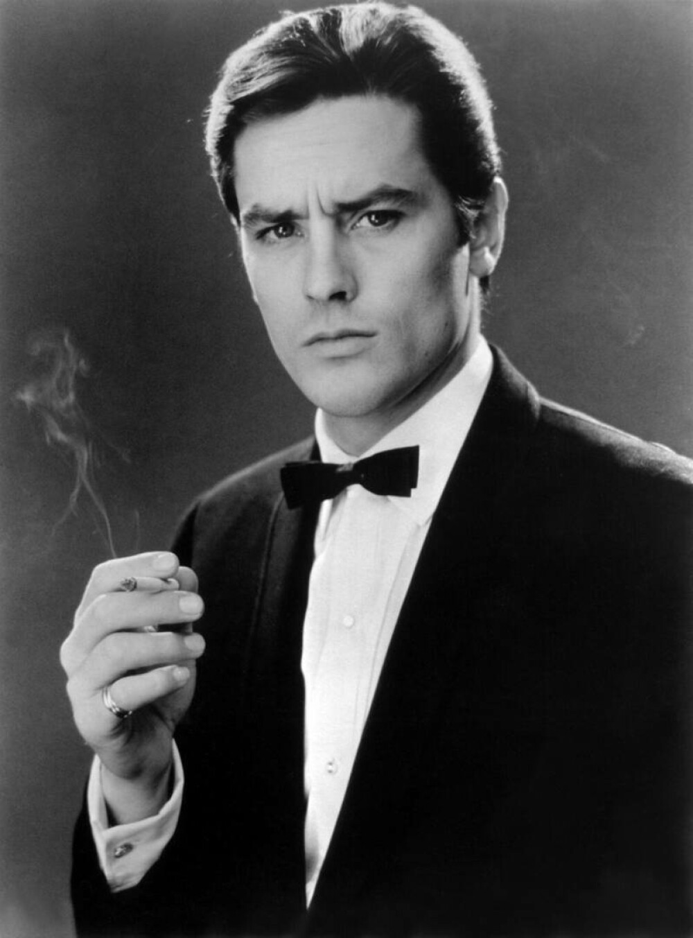 Presa internaţională îşi ia adio de la legendarul Alain Delon. „Cel mai frumos bărbat din istoria cinemaului” - Imaginea 4