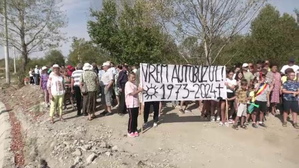 Zeci de oameni au protestat după închiderea unui drum din Târgu-Jiu. Sunt nevoiți să ocolească 3 km pentru a merge în oraș - Imaginea 2