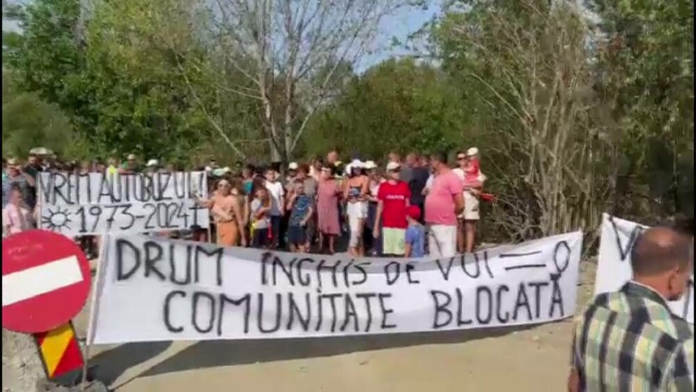 Zeci de oameni au protestat după închiderea unui drum din Târgu-Jiu. Sunt nevoiți să ocolească 3 km pentru a merge în oraș - Imaginea 1