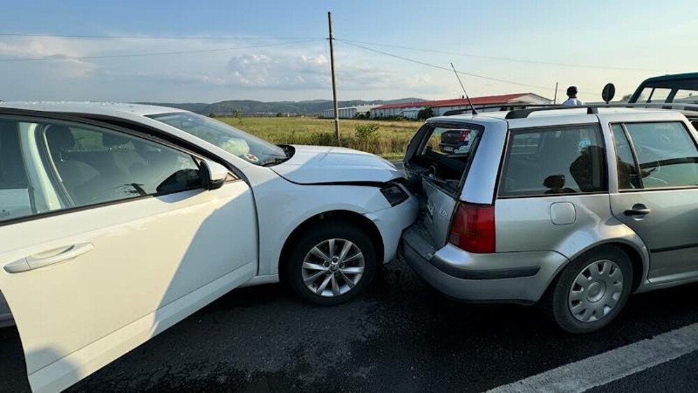 Carambol cu 6 autoturisme pe DN 1. Un bebeluș de o lună și trei adulți au fost duși la spital. GALERIE FOTO - Imaginea 6