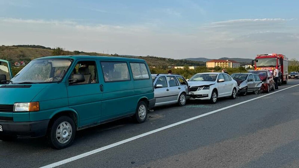 Carambol cu 6 autoturisme pe DN 1. Un bebeluș de o lună și trei adulți au fost duși la spital. GALERIE FOTO - Imaginea 2