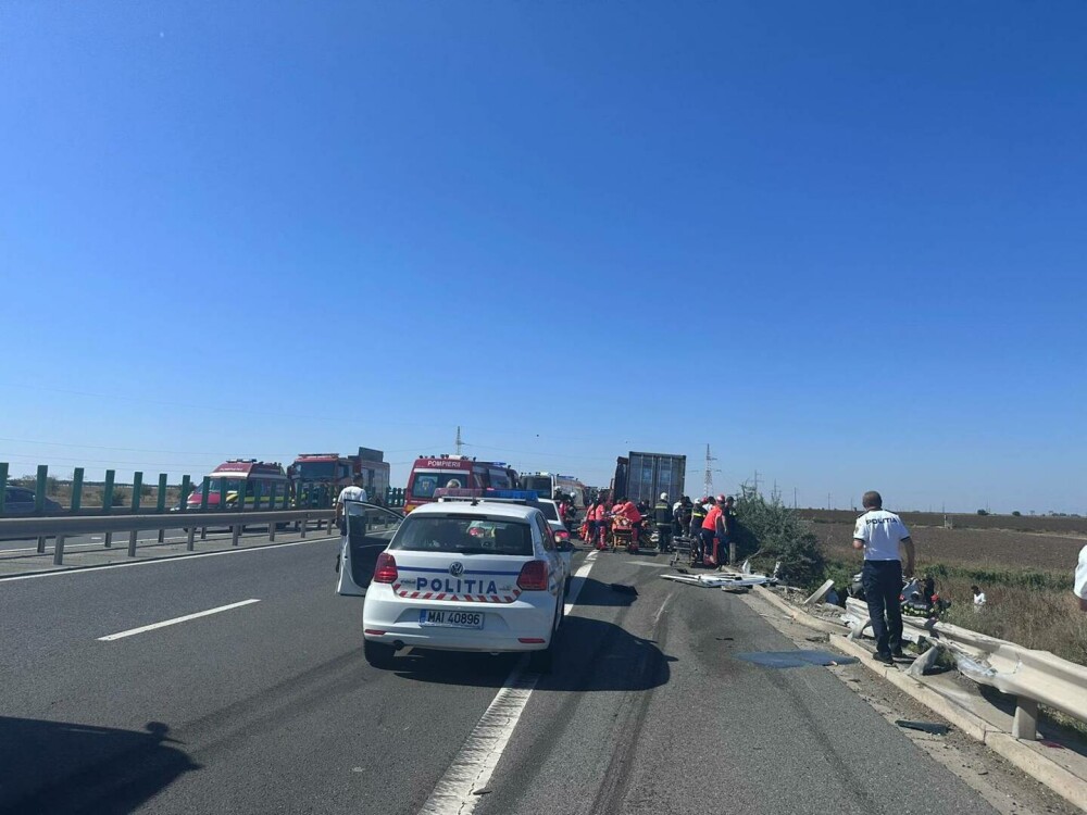 Accident grav pe autostrada A4, cu 1 mort și 11 răniți. Un microbuz oprit pe banda de urgență a fost spulberat de un TIR - Imaginea 3