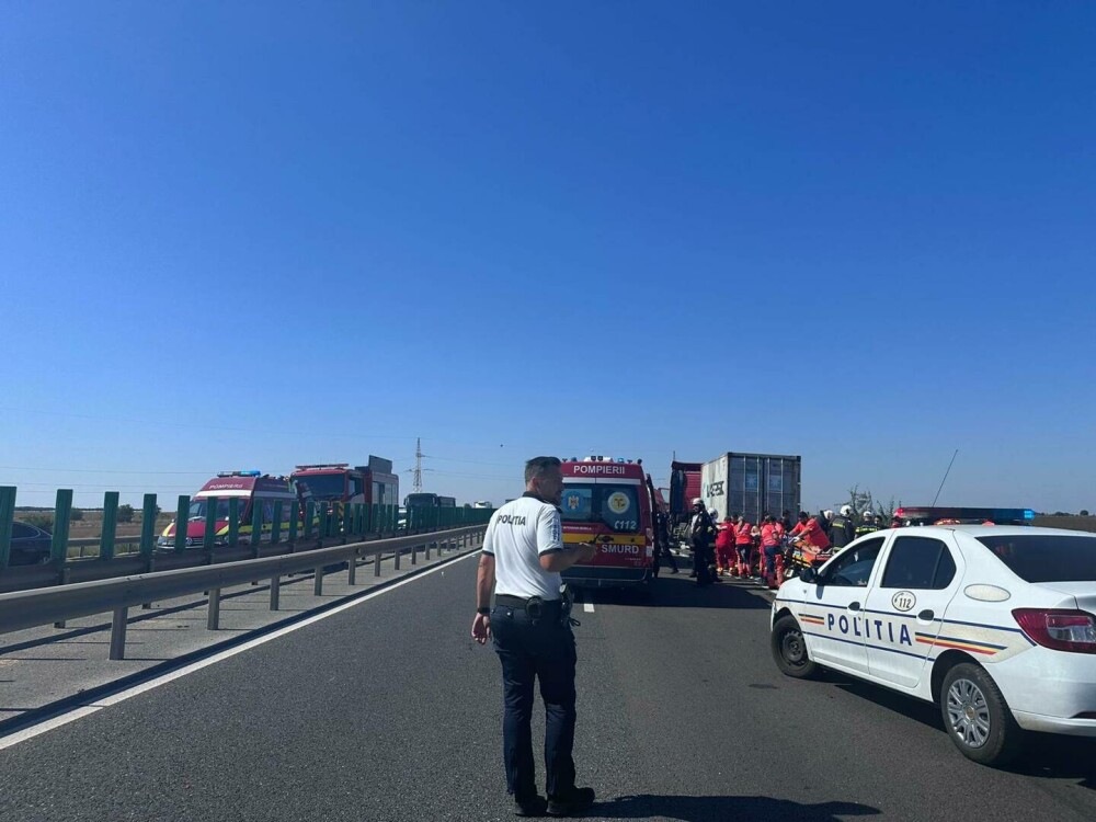 Accident grav pe autostrada A4, cu 1 mort și 11 răniți. Un microbuz oprit pe banda de urgență a fost spulberat de un TIR - Imaginea 1