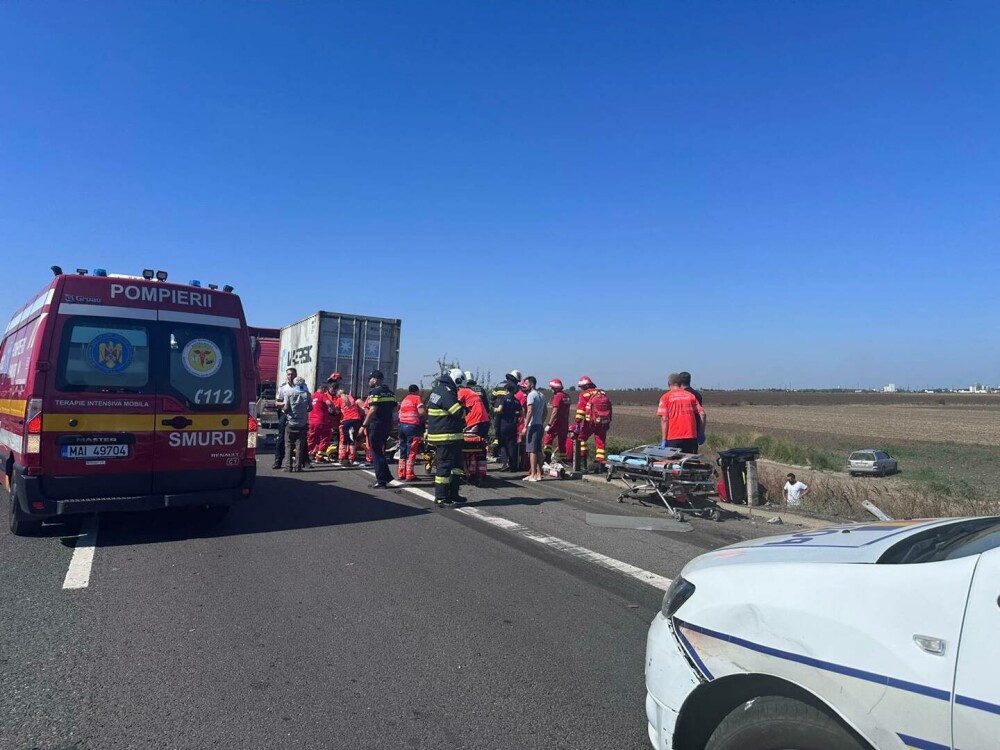 Accident grav pe autostrada A4, cu 1 mort și 11 răniți. Un microbuz oprit pe banda de urgență a fost spulberat de un TIR - Imaginea 4