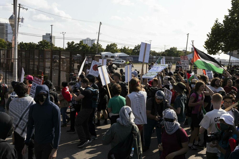 Protest pro-palestinieni la Chicago înainte de începerea Convenţiei Democrate. Mai multe persoane au fost încătuşate. VIDEO - Imaginea 1