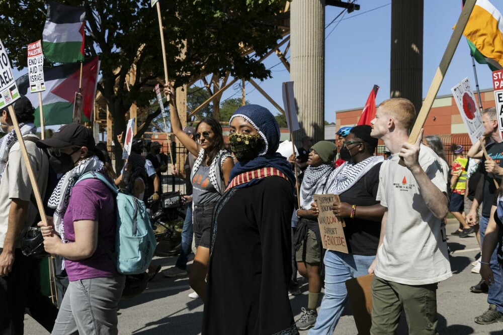 Protest pro-palestinieni la Chicago înainte de începerea Convenţiei Democrate. Mai multe persoane au fost încătuşate. VIDEO - Imaginea 3