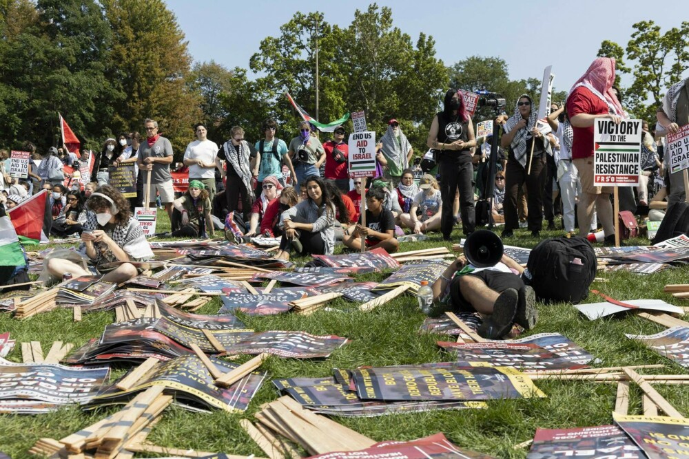 Protest pro-palestinieni la Chicago înainte de începerea Convenţiei Democrate. Mai multe persoane au fost încătuşate. VIDEO - Imaginea 6