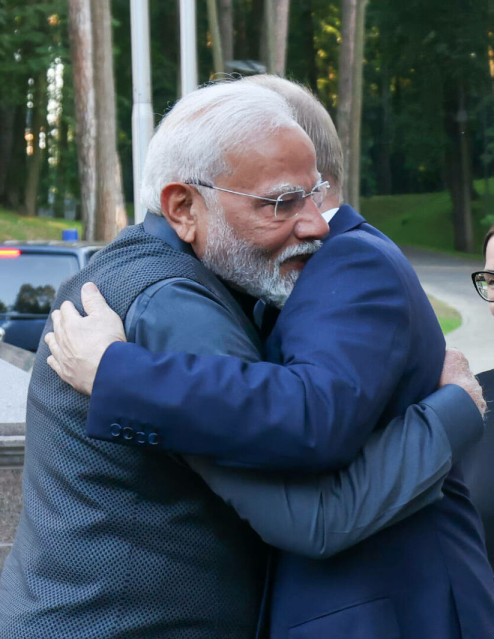 După Putin, premierul indian îl îmbrățișează și pe Zelenski. Narendra Modi a pus jucării la altarul copiilor uciși de ruși - Imaginea 4