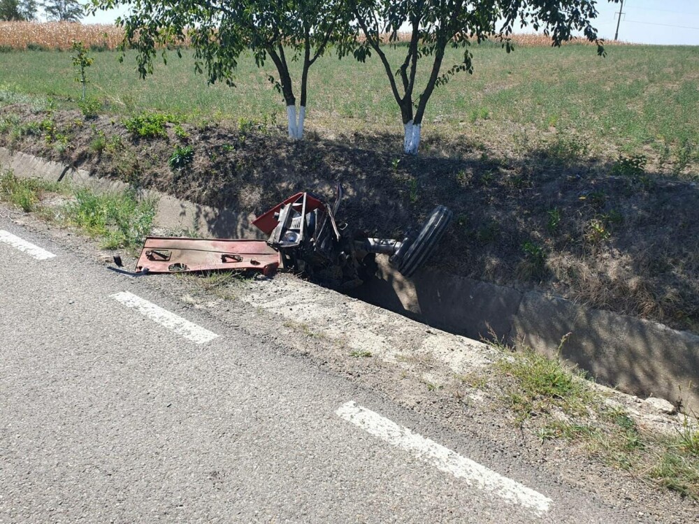 Accident grav la Botoșani între o mașină și un tractor. Doi tineri au fost transportați la spital - Imaginea 2