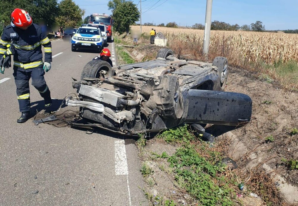 Accident grav la Botoșani între o mașină și un tractor. Doi tineri au fost transportați la spital - Imaginea 1