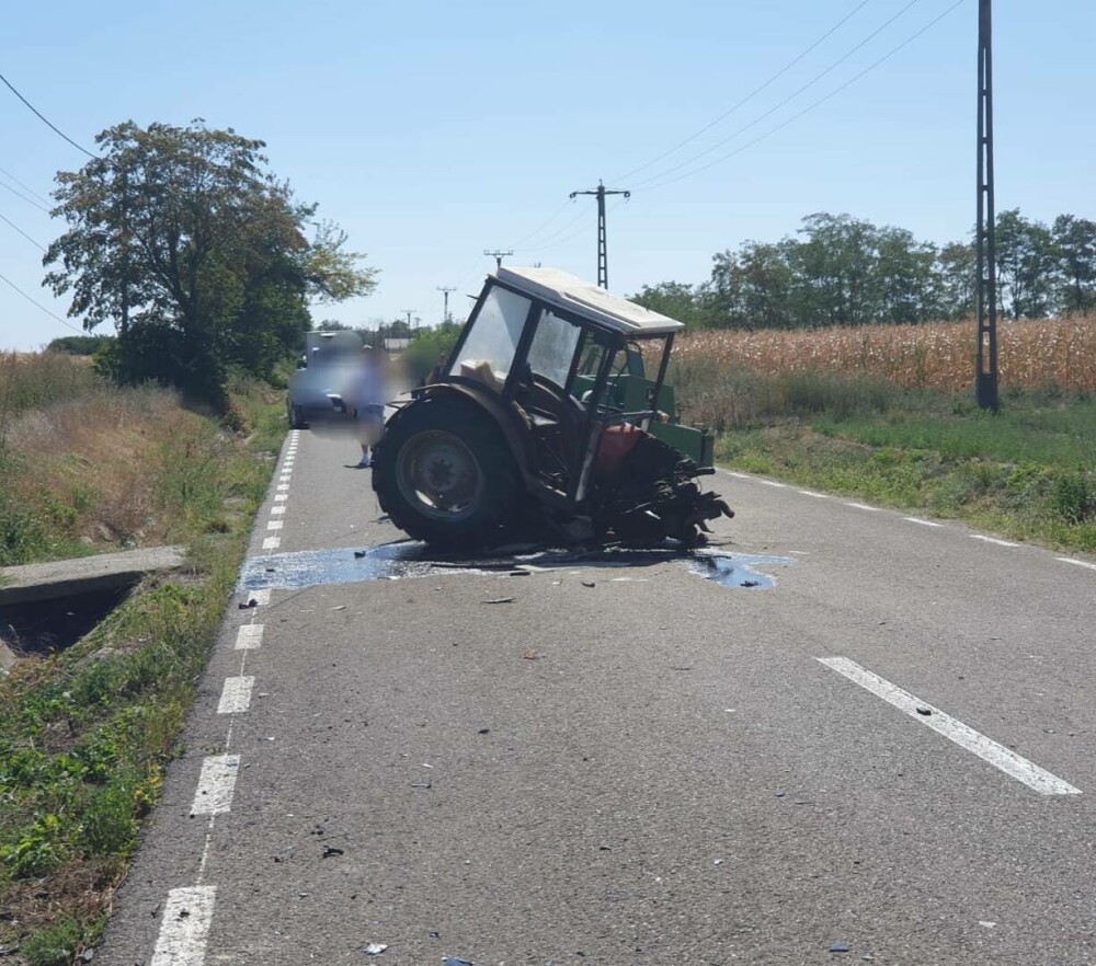 Accident grav la Botoșani între o mașină și un tractor. Doi tineri au fost transportați la spital - Imaginea 3