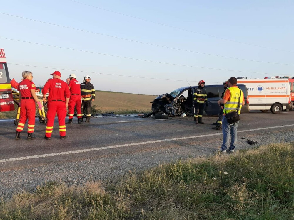 A fost activat Planul Roșu pe „Drumul morții”. Accident între două mașini și un microbuz. Sunt doi morți și opt răniți - Imaginea 1