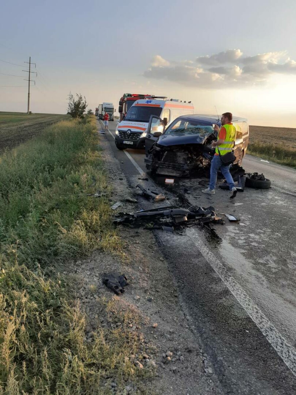 A fost activat Planul Roșu pe „Drumul morții”. Accident între două mașini și un microbuz. Sunt doi morți și opt răniți - Imaginea 4