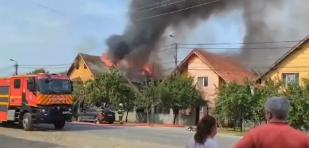 Incendiu violent în Timișoara. Flăcările au distrus rapid două case. Cauza stabilită de pompieri - Imaginea 1