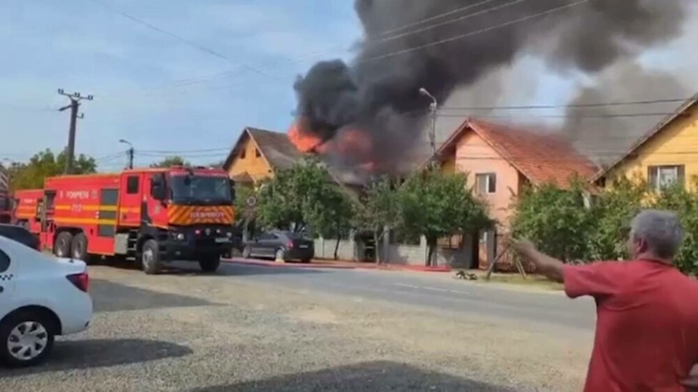 Incendiu violent în Timișoara. Flăcările au distrus rapid două case. Cauza stabilită de pompieri - Imaginea 8