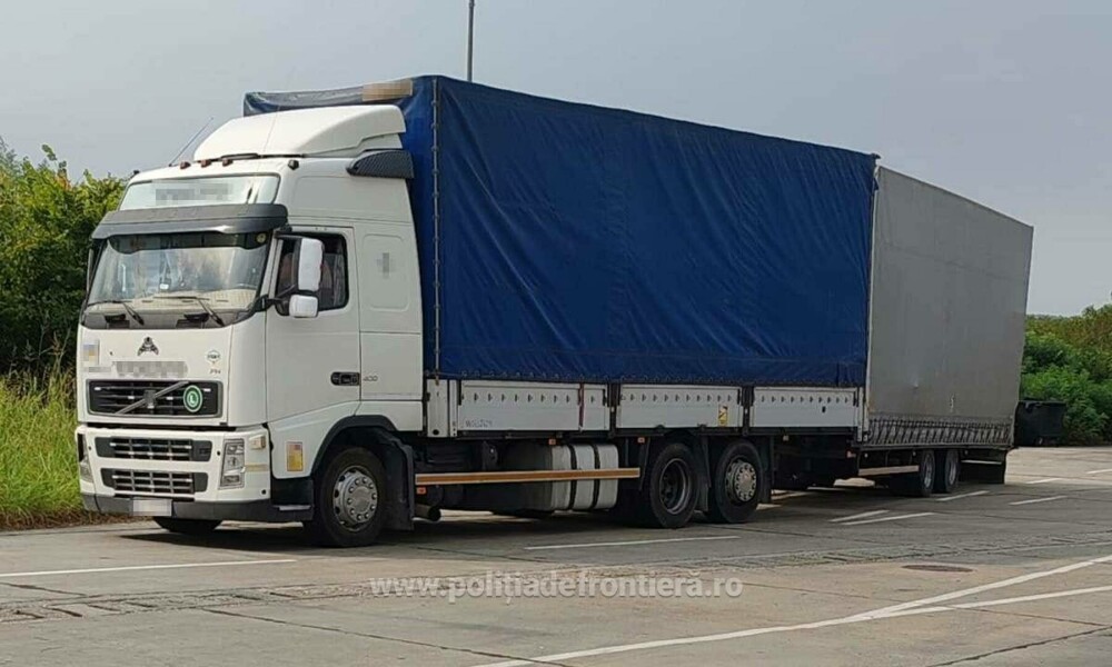 Un român care transporta pal în Italia este cercetat după ce polițiștii din Arad i-au controlat TIR-ul. Ce au găsit de fapt - Imaginea 1