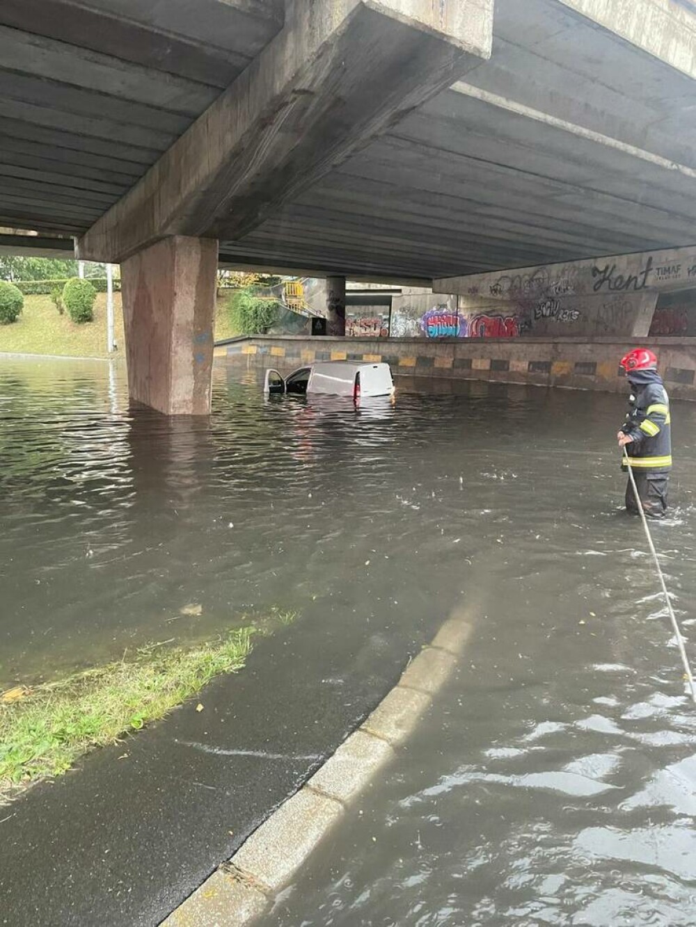 Furtună puternică în Cluj-Napoca. Străzi şi subsoluri inundate. O maşină a rămas blocată în apă sub un pod. VIDEO - Imaginea 2