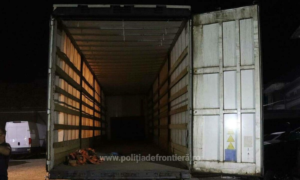 Polițiștii din Dolj au văzut un TIR într-o parcare și l-au controlat. Au făcut o descoperire de peste un milion de lei | FOTO - Imaginea 6