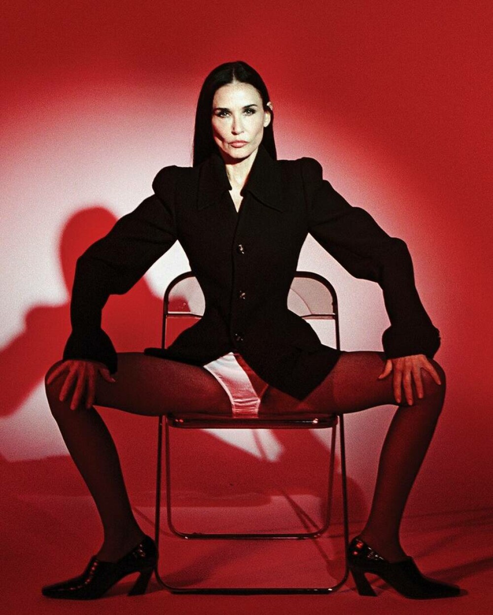 Demi Moore, apariție îndrăzneață într-un pictorial pentru revista Interview, în lenjerie și pe un pat cu cearșafuri de satin - Imaginea 1