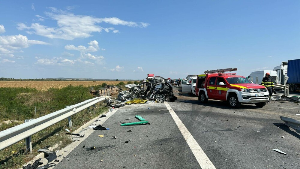 Accident grav pe A1. Consulul Ungariei la București a murit pe loc. Mașina i-a fost distrusă complet de un TIR - Imaginea 1