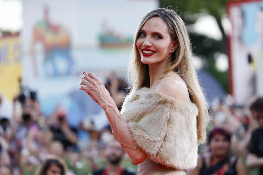 Angelina Jolie, absolut ravisantă pe covorul roșu, la Festivalul de Film de la Veneția. GALERIE FOTO - Imaginea 21