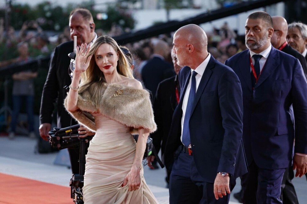 Angelina Jolie, absolut ravisantă pe covorul roșu, la Festivalul de Film de la Veneția. GALERIE FOTO - Imaginea 26