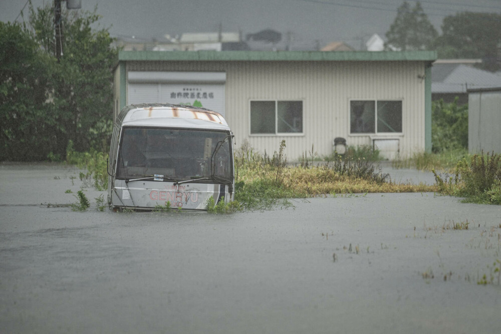 Daune în Japonia, după taifunul Shanshan. Cel puțin cinci persoane au murit şi milioane sunt evacuate | VIDEO & GALERIE FOTO - Imaginea 2