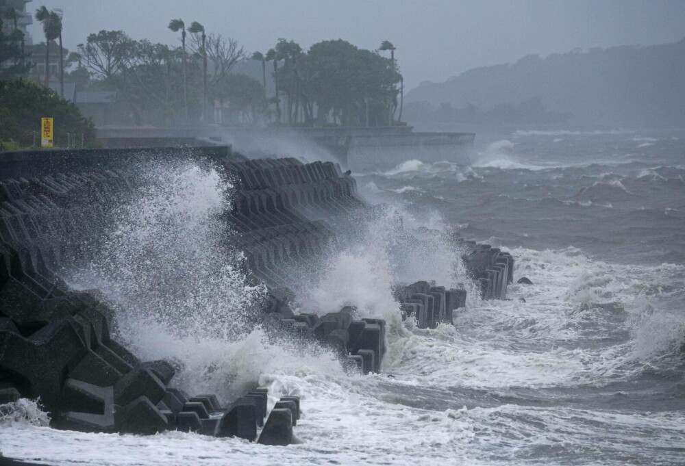 Daune în Japonia, după taifunul Shanshan. Cel puțin cinci persoane au murit şi milioane sunt evacuate | VIDEO & GALERIE FOTO - Imaginea 5