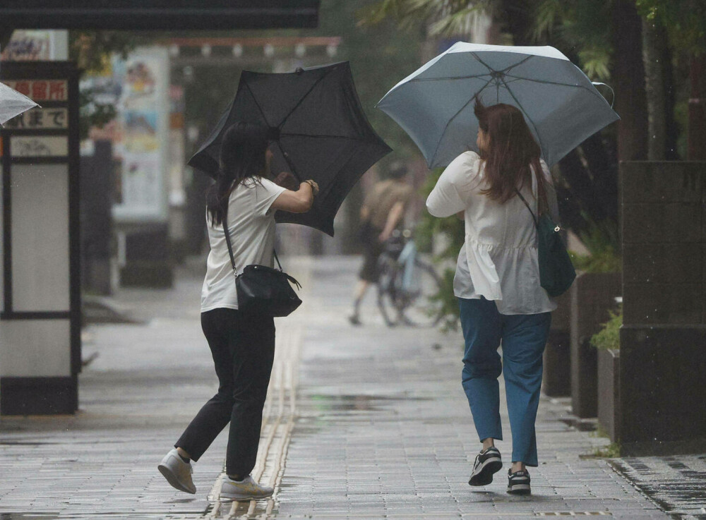 Daune în Japonia, după taifunul Shanshan. Cel puțin cinci persoane au murit şi milioane sunt evacuate | VIDEO & GALERIE FOTO - Imaginea 6