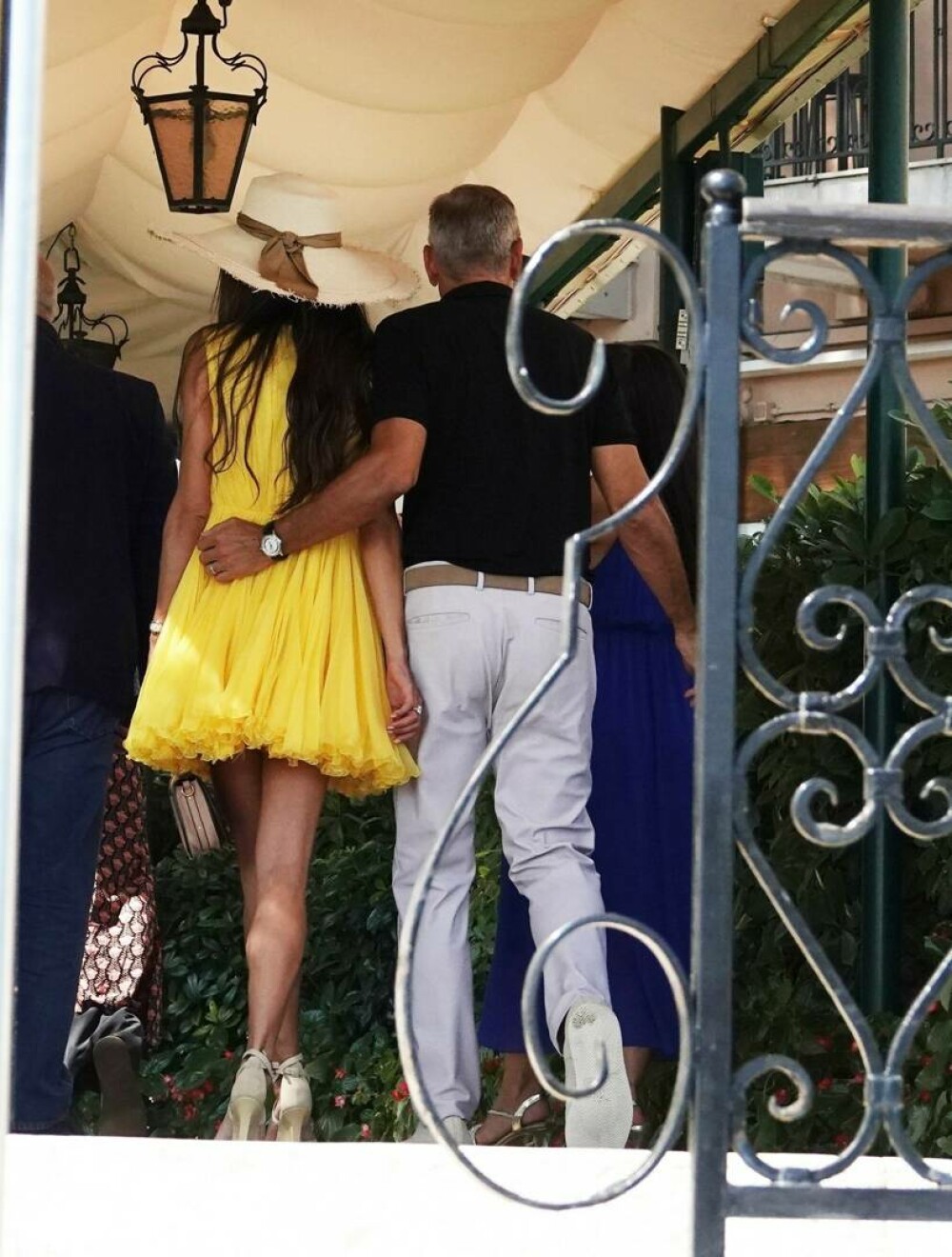 George și Amal Clooney, apariție plină de eleganță în Veneția. Cum au fost surprinși de paparazzi. GALERIE FOTO - Imaginea 5