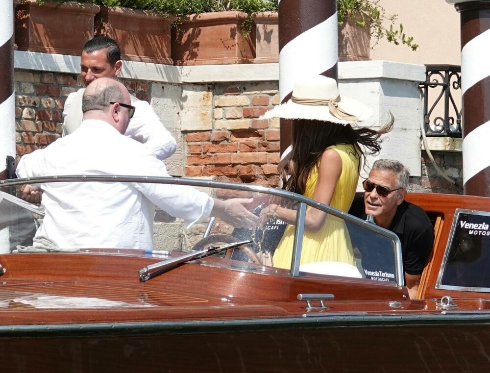 George și Amal Clooney, apariție plină de eleganță în Veneția. Cum au fost surprinși de paparazzi. GALERIE FOTO - Imaginea 9