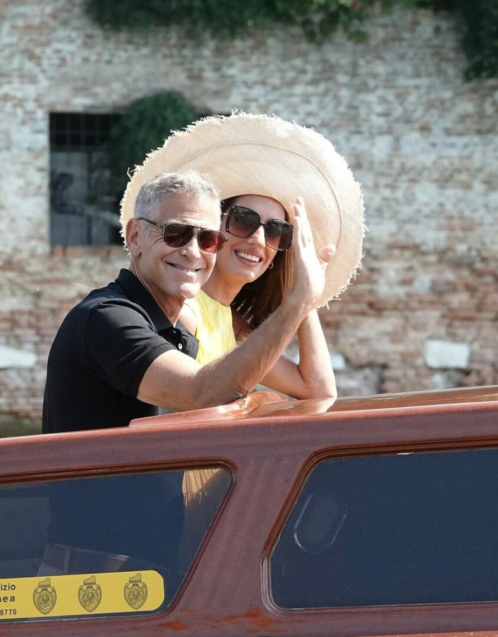 George și Amal Clooney, apariție plină de eleganță în Veneția. Cum au fost surprinși de paparazzi. GALERIE FOTO - Imaginea 12