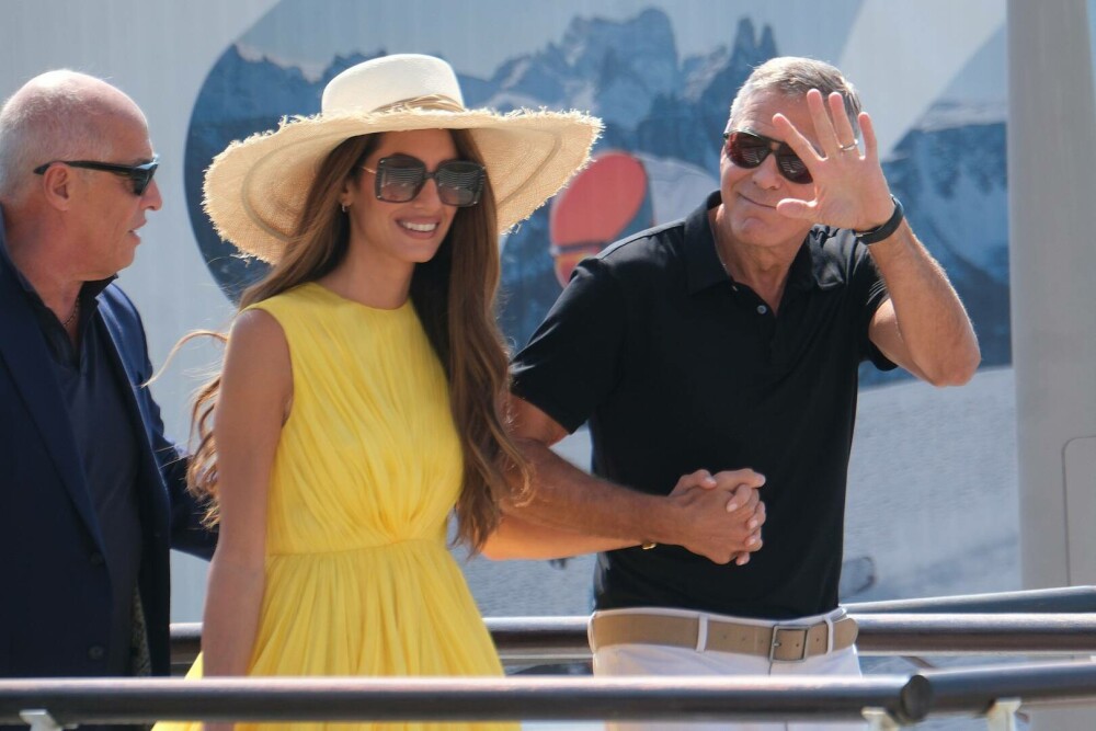 George și Amal Clooney, apariție plină de eleganță în Veneția. Cum au fost surprinși de paparazzi. GALERIE FOTO - Imaginea 20