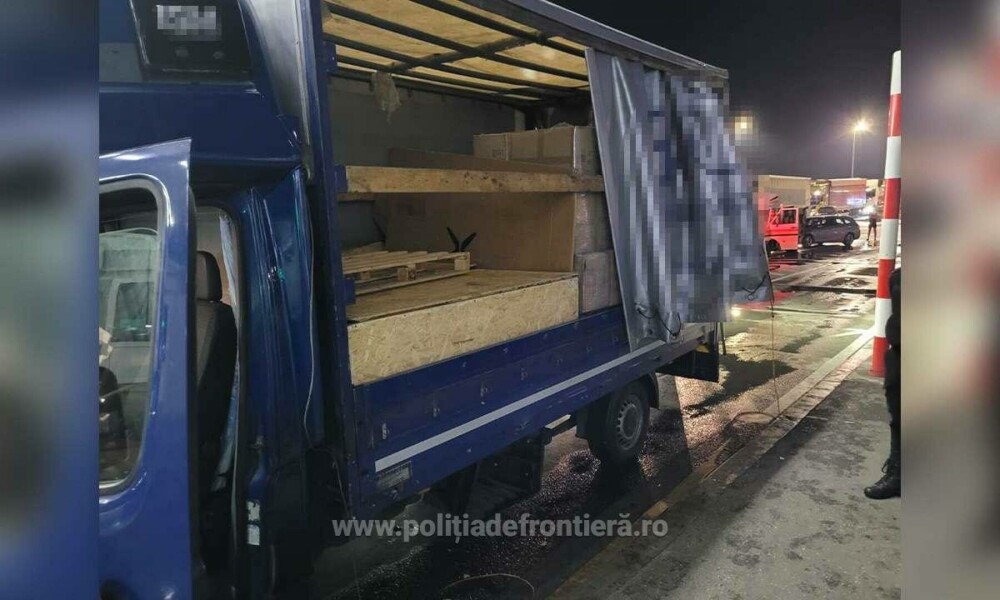 Un microbuz care transporta măști medicinale a fost oprit la vama Calafat. Ce a ascuns de fapt șoferul în două lăzi | FOTO - Imaginea 2