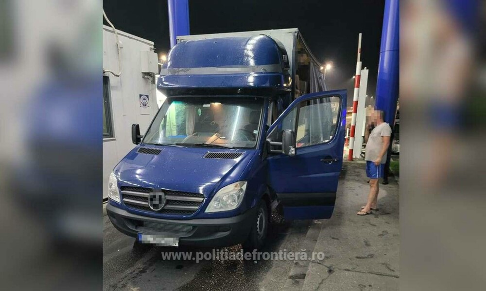 Un microbuz care transporta măști medicinale a fost oprit la vama Calafat. Ce a ascuns de fapt șoferul în două lăzi | FOTO - Imaginea 1