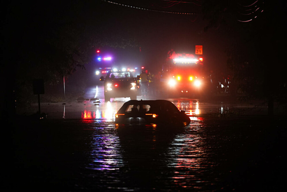 Stare de urgenţă în New York şi New Jersey, din cauza inundaţiilor. Cel puţin 1170 de zboruri anulate. FOTO & VIDEO - Imaginea 2