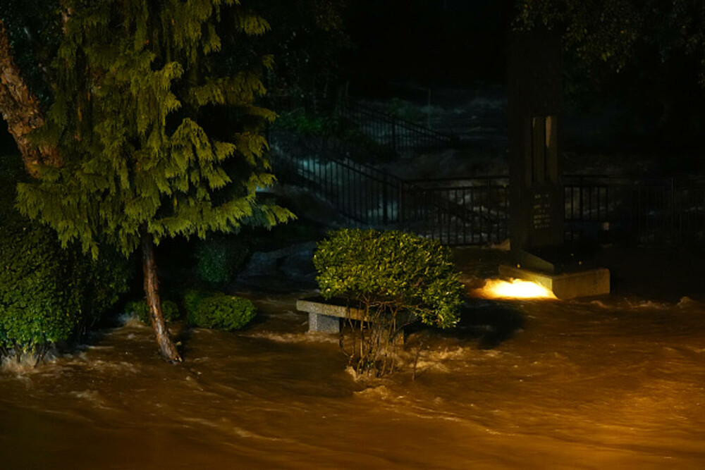 Stare de urgenţă în New York şi New Jersey, din cauza inundaţiilor. Cel puţin 1170 de zboruri anulate. FOTO & VIDEO - Imaginea 3