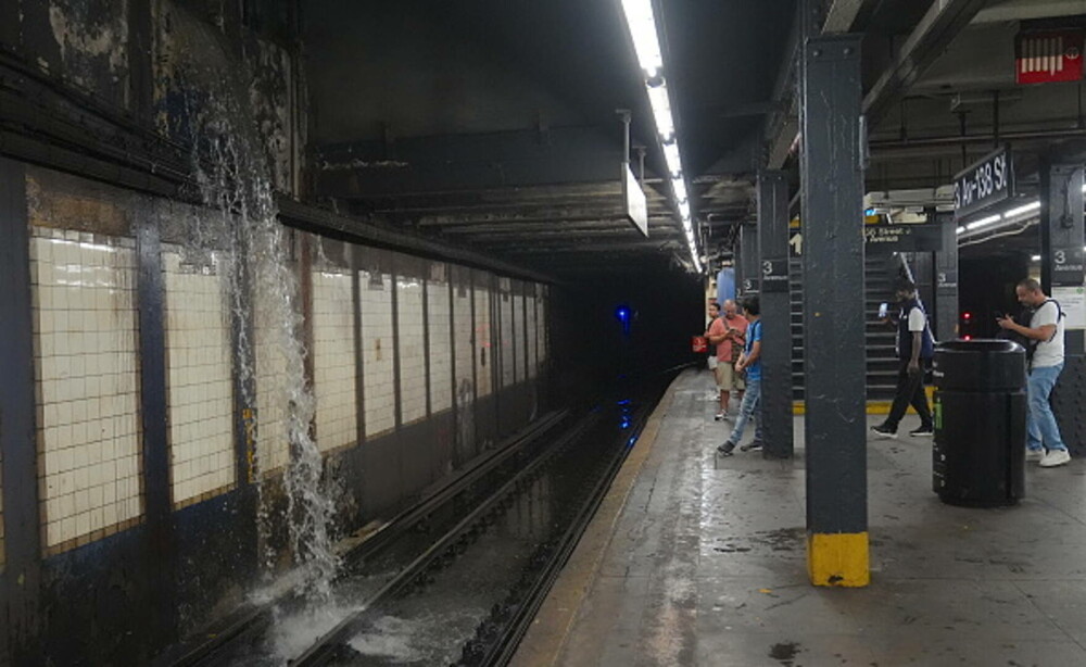 Stare de urgenţă în New York şi New Jersey, din cauza inundaţiilor. Cel puţin 1170 de zboruri anulate. FOTO & VIDEO - Imaginea 12