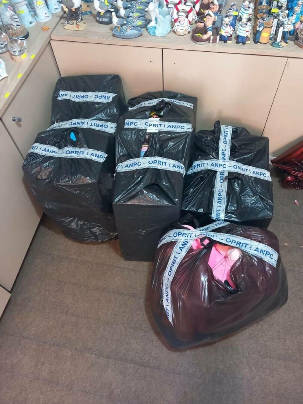 ANPC a dat amenzi de 800.000 lei pe litoral pentru kendame „periculoase”, tatuaje, mâncare stricată și mizerie - Imaginea 3