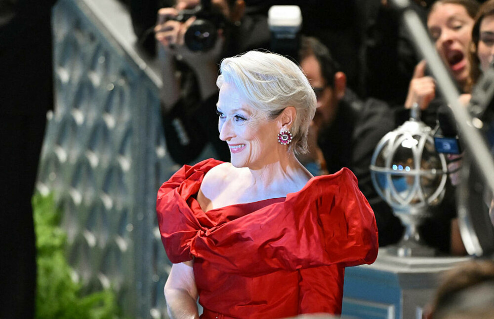 FOTO. Meryl Streep, apariție ”senzațională” la 76 de ani, într-o rochie cu umerii goi, ”cu un decolteu extravagant” - Imaginea 4