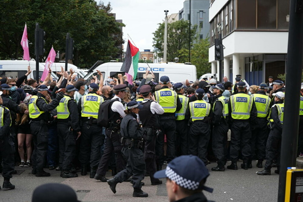 Ciocniri la marșuri anti-imigrație în Londra și Manchester. Poliția britanică a făcut arestări. GALERIE FOTO - Imaginea 1