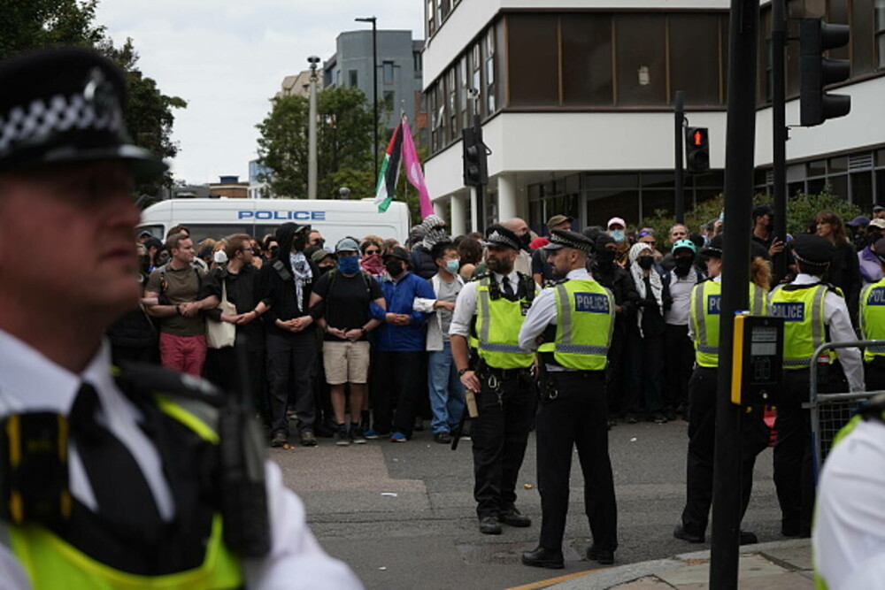 Ciocniri la marșuri anti-imigrație în Londra și Manchester. Poliția britanică a făcut arestări. GALERIE FOTO - Imaginea 2
