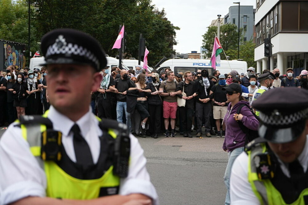 Ciocniri la marșuri anti-imigrație în Londra și Manchester. Poliția britanică a făcut arestări. GALERIE FOTO - Imaginea 3