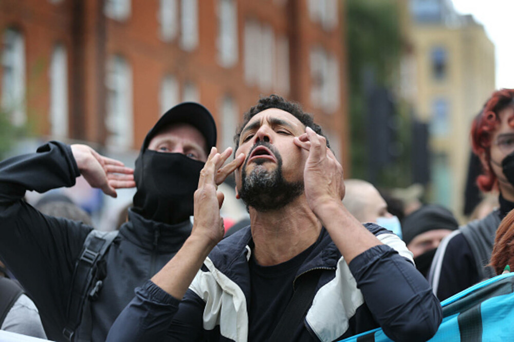Ciocniri la marșuri anti-imigrație în Londra și Manchester. Poliția britanică a făcut arestări. GALERIE FOTO - Imaginea 4