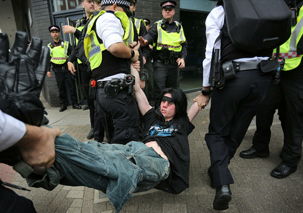Ciocniri la marșuri anti-imigrație în Londra și Manchester. Poliția britanică a făcut arestări. GALERIE FOTO - Imaginea 5