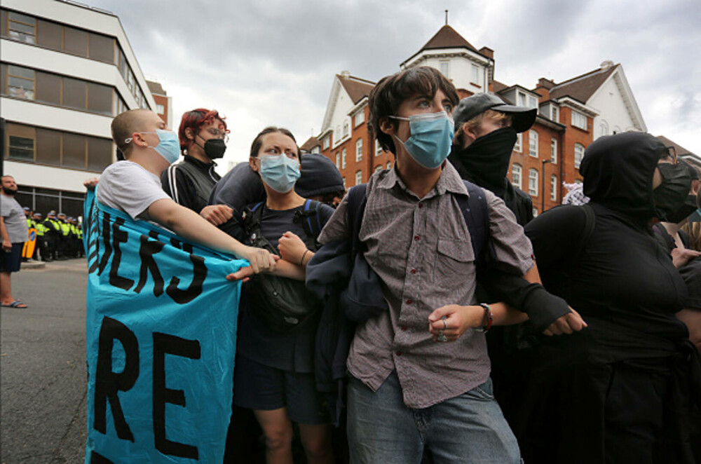Ciocniri la marșuri anti-imigrație în Londra și Manchester. Poliția britanică a făcut arestări. GALERIE FOTO - Imaginea 6