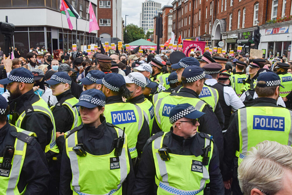 Ciocniri la marșuri anti-imigrație în Londra și Manchester. Poliția britanică a făcut arestări. GALERIE FOTO - Imaginea 7